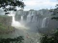 background: Las Cataratas de Iguaz�